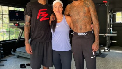 这核心力！健身教练晒杰伦-格林高难度训练 金鸡独立双手提举杠铃